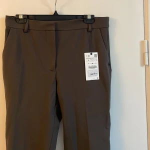 Gröna kostymbyxor zara - Gröna kostymbyxor med slits från zara. Aldrig använda, nypris 559kr. Storlek L. Frakt tillkommer