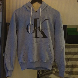 Blå Calvin Klein hoodie  - Köpte den och glömde att använda den fram tills nunär den är för liten. 100% bommul och så beckväm. Är en M fast sitter som en S