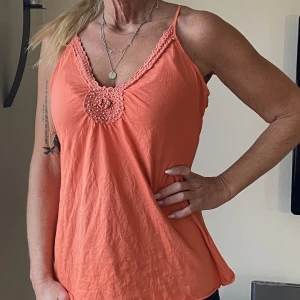 Linne - Somrigt korallfärgat linne med spagettiband 