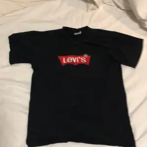 säljer denna levi’s t-shirten pga det inte är min stil längre-för liten😍