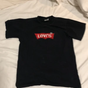 levi’s t-shirt - säljer denna levi’s t-shirten pga det inte är min stil längre-för liten😍