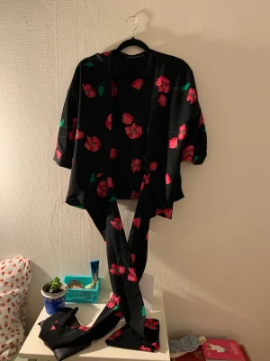 Zara topp - Typ som en kort kimono - xs/s Finns i Lund Fraktar ej