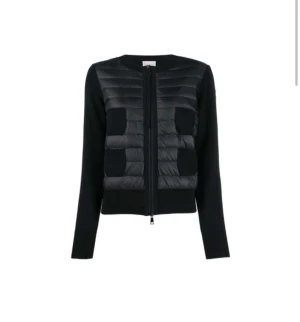 Moncler cardigan  - Svart moncler paddad kofta i färgen svart storlek XS/S (Dam). Ganska ny och endast använd ett fåtal gånger:) 
