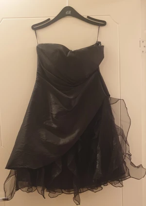 Kort party klänning  - Fin party klänning använd en gång 