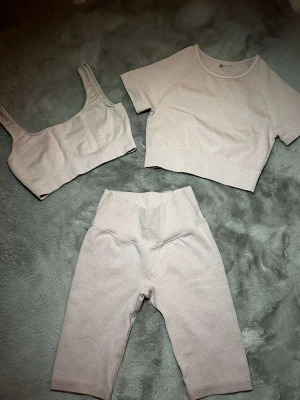 Ljus rosa träningsset - Ett ljusrosa träningsset, tränings shorts, träningstopp samt sport-bh ingår. I använt skick men fint. Frakt tillkommer