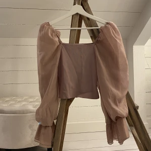 Blus Zara - Smutsrosa blus med puffiga armar från Zara, strl M 💗