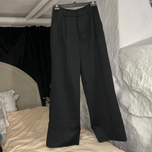 Svarta vida kostymbyxor  - Oanvända🤩vida och högmidjade 🎉är en storlek 38 men dom här sitter fortfarande pösigt vid benen och vid rumpan. Sitter tajt vid midjan❤️ köparen står för frakt 📦 