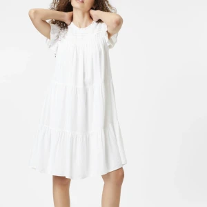 Vit klänning - En supersöt vit klänning från Esprit. Helt ny och aldrig använd. Prislapp finns kvar! Vill du ha fler bilder eller undrar över något är det bara att höra av sig!