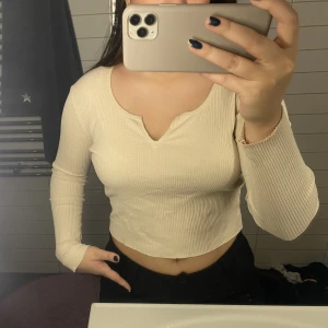 Ribbad topp - Ribbad basic tröja som har används Max 3 gånger! Säljer pga används tyvärr inte längre🫶🏼du står för frakten ca 50 kr💕