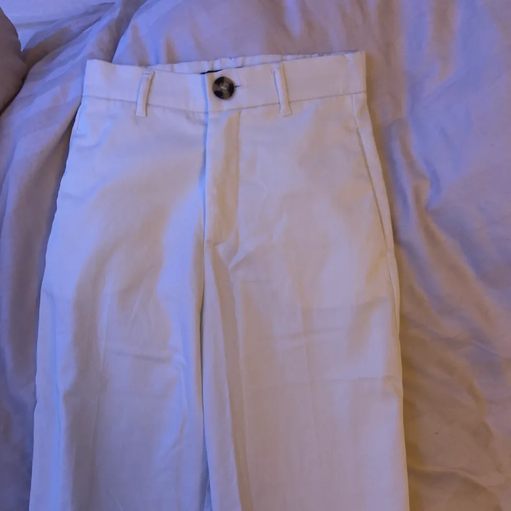 Säljer mina vita zara kostymbyxor pågrund av att jag har vuxit ur de, jag är 174 och dom är helt okej i längden, storlek xs 💕. Jeans & Byxor.