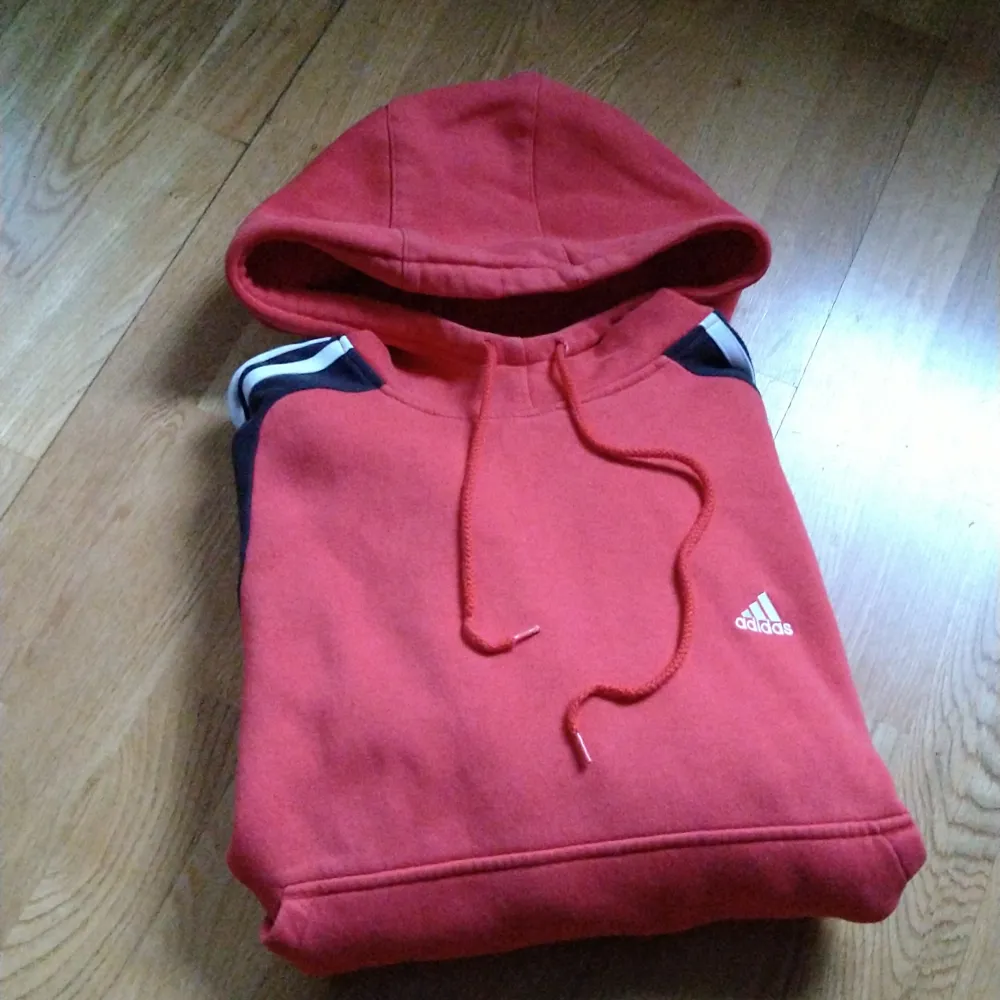 Adidas hoodie orange/röd i storlek L. Vintage skick men utan hål eller slitningar. Kan mötas runt Bagarmossen, Stockholm eller köparen betalar frakten!✨. Hoodies.