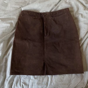 Vintage Brun läderkjol - Superfin brun kjol i matt brunt läder! Dragkedjan var sönder längst ner men jag har sytt några stygn och det funkar prima😊