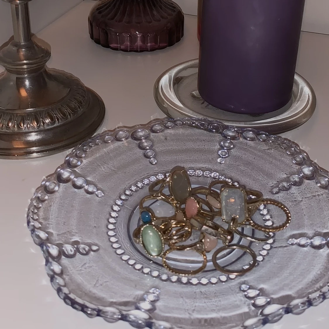 Guldringar med kristaller