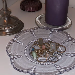 Guldringar med kristaller - Ett gäng ringar i guldfärg, de flesta med stenar/kristaller på!! Säljer alla tillsammans för 30kr, köpare står för frakt🥵 inga äkta kristaller 