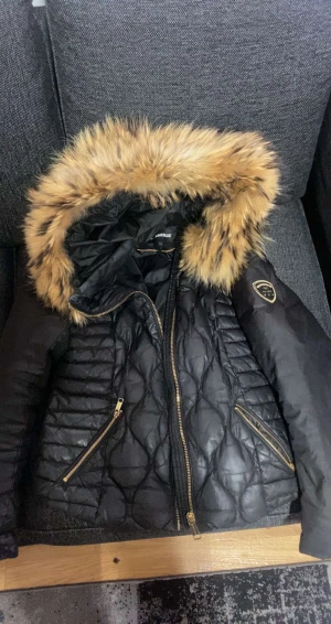 Jacka - Säljer nu min jacka då den bara hänger och samlar damm. Har använt den en gång det är en söm som släppt i ena fickan men det går och laga och den öglan som man hänger upp jackan med har lossnat på ena sidan. Annars är den i fint skick