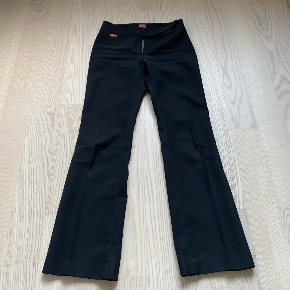 Lågmidjade bootcut Miss sixty byxor i ny skick som är tyvärr för korta för mig!  Innerbensmåttet: 76cm  Midjemåttet: 72 cm (35cm rakt över). Jeans & Byxor.