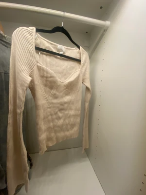 Beige långärmad tröja  - Älskar denna men tyvärr var den lite för stor för mig! Aldrig använd 🤩