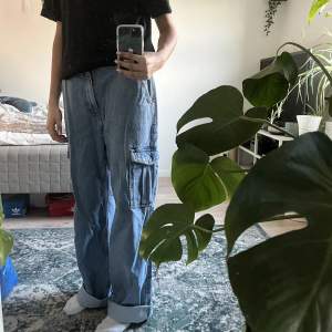 jeans från zara med cargofickor. väldigt bra skick, endast använda några gånger. storlek 40, jag är 166 och de är lite långa på mig. köparen står för frakt. 