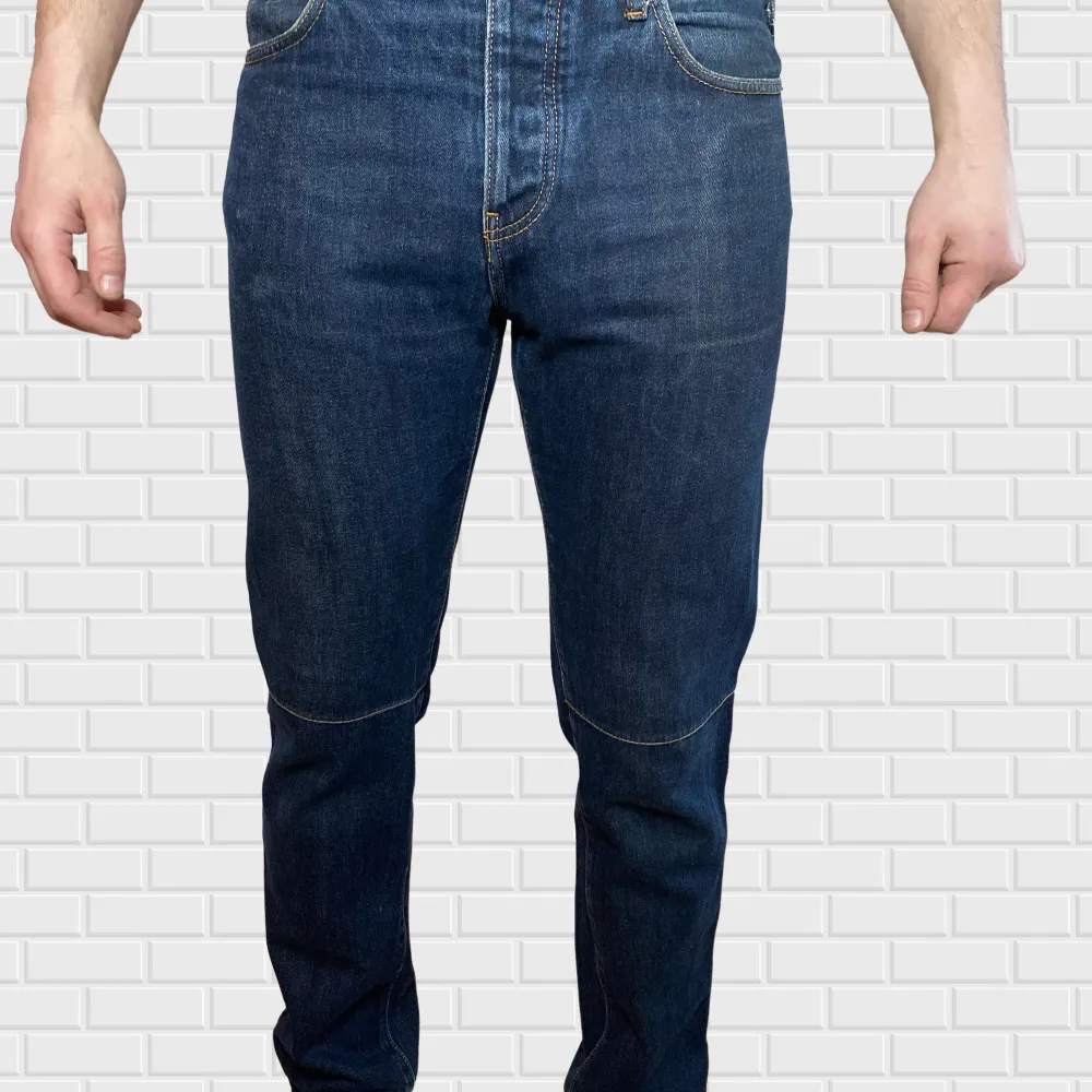 Armani jeans. Mörk blå.. Jeans & Byxor.