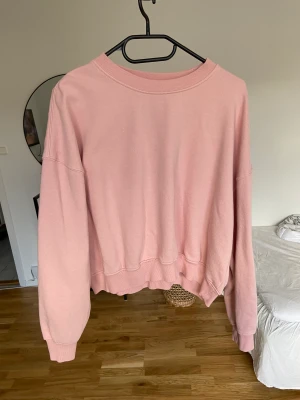 Sweatshirt  - Superhärlig sweatshirt, perfekt till våren! Sparsamt använd