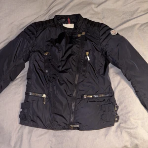 Moncler  - Haft på mig jackan 2 gånger. Storlek 1, 