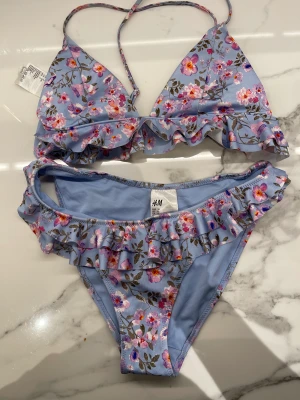 Bikini  - Bikini från HM. Storlek 36 i toppen och 38 i underdelen. Använd ett par gånger men alla lappar är kvar 😄  Hämtas i Lund eller skickas om köparen står för frakten 😄
