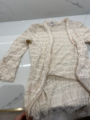 Kofta - Stickad kofta från Milly. Oanvänd 😊 Strlek S.   Hämtas i Lund eller skickas om köparen står för frakten 😊