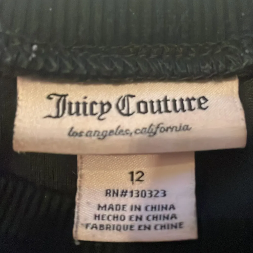 Svart Juicy Couture tröja i storlek 12. I sidorna finns små rosetter. Den är använd men inga riktiga defekter💕. Tröjor & Koftor.