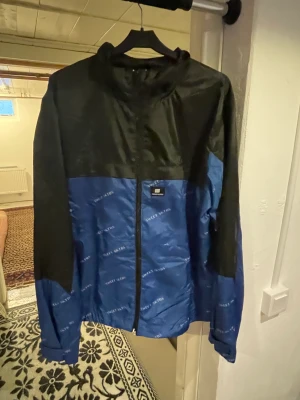 Sweet sktbs regnjacka - Regnjacka från sweet sktbs i storlek M Jackan är aldrig använd och har prislappen på därmed bra skick