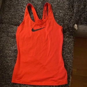 Linne - Ett rött nike träningslinne som är för stort för mig