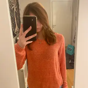 Snygg orange stickad tröja, använd fåtal gånger.