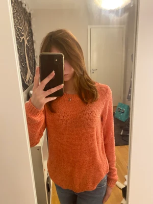 Stickad tröja orange - Snygg orange stickad tröja, använd fåtal gånger.