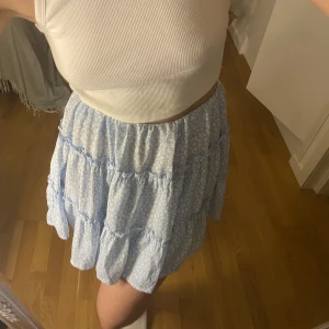 Kjol - En supergulliga kjol, använd fåtal gånger! Kika gärna in bland mina andra annonser och se om du hittar något du gillar🤍