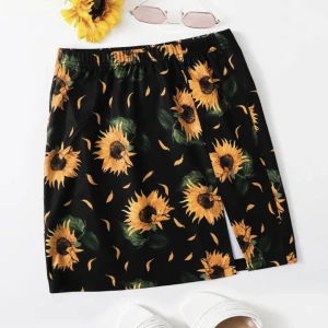 Shein kjol - Svart kjol med solrosor på från Shein. Använd en gång. Storlek M. 