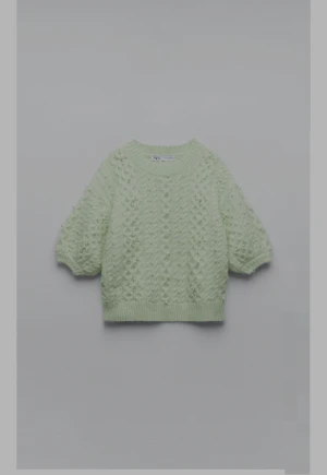 Stickad tröja med pärlor - En mintgrön stickad tröja med pärlor.  Köpt i Zara för en månad sen. Använd ett par gånger,storlek Xs. Mer information eller bilder så kan ni bara kontakta 👍