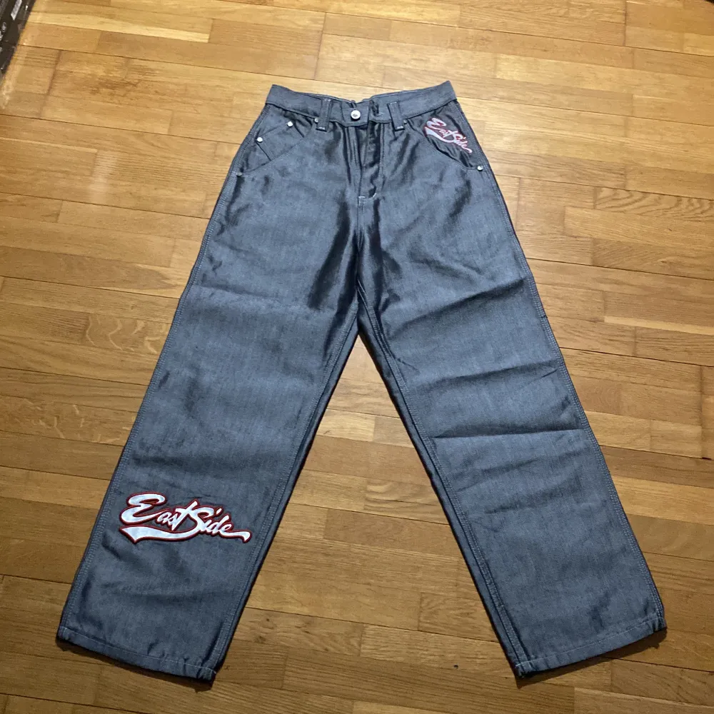 Glansiga East-Side jeans med midjemått 66cm och innerbenslängd 70cm, säljer dessa pågrund av att det är för små, men är i nyskick och oanvända❤️. Jeans & Byxor.