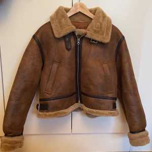 Cropped Aviator jacka  - Superfin cropped jacka inhandlad på Stylenanda i Seoul, Sydkorea. Använd en gång och säljs då den sällan används. Passar storlek XS-S. Kan mötas upp i centrala Uppsala annars står köparen för frakten! ☺️