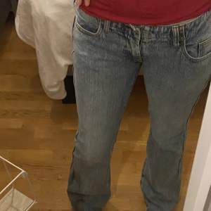 Säljer dessa jeans då de inte kommer till användning. Väldigt fint skick men efter som att de är långa så har de gått upp lite längst ner, absolut inget som tänks på (kolla bild). Jag är själv 170 och de är långa💕 MÅTT: midjemått- 38, innerbenslängd- 83