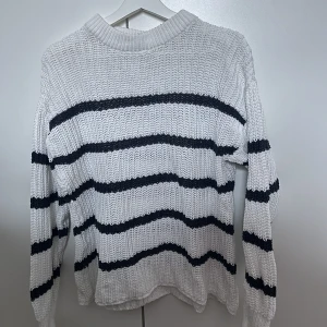 Randig stickad tröja  - Fin blå vit randig tröja på lager 157 som knappast är använd.🫶🏽🫶🏽
