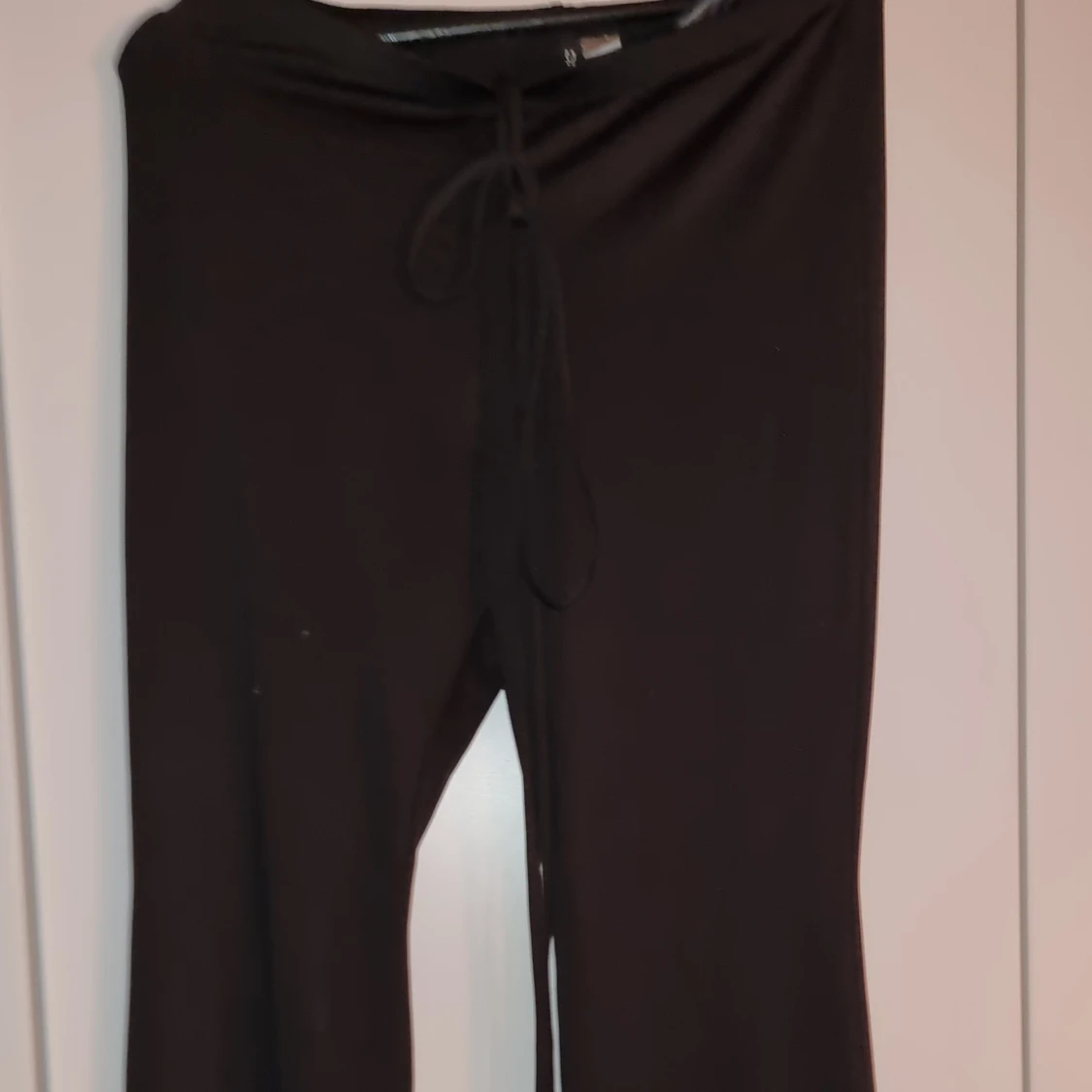 Byxor med snörning runt midja