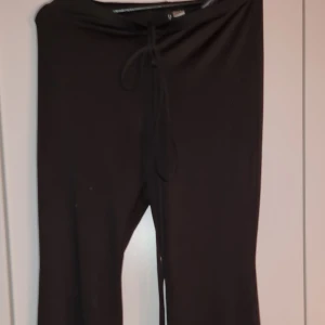 Byxor med snörning runt midja - Fina byxor med snörning