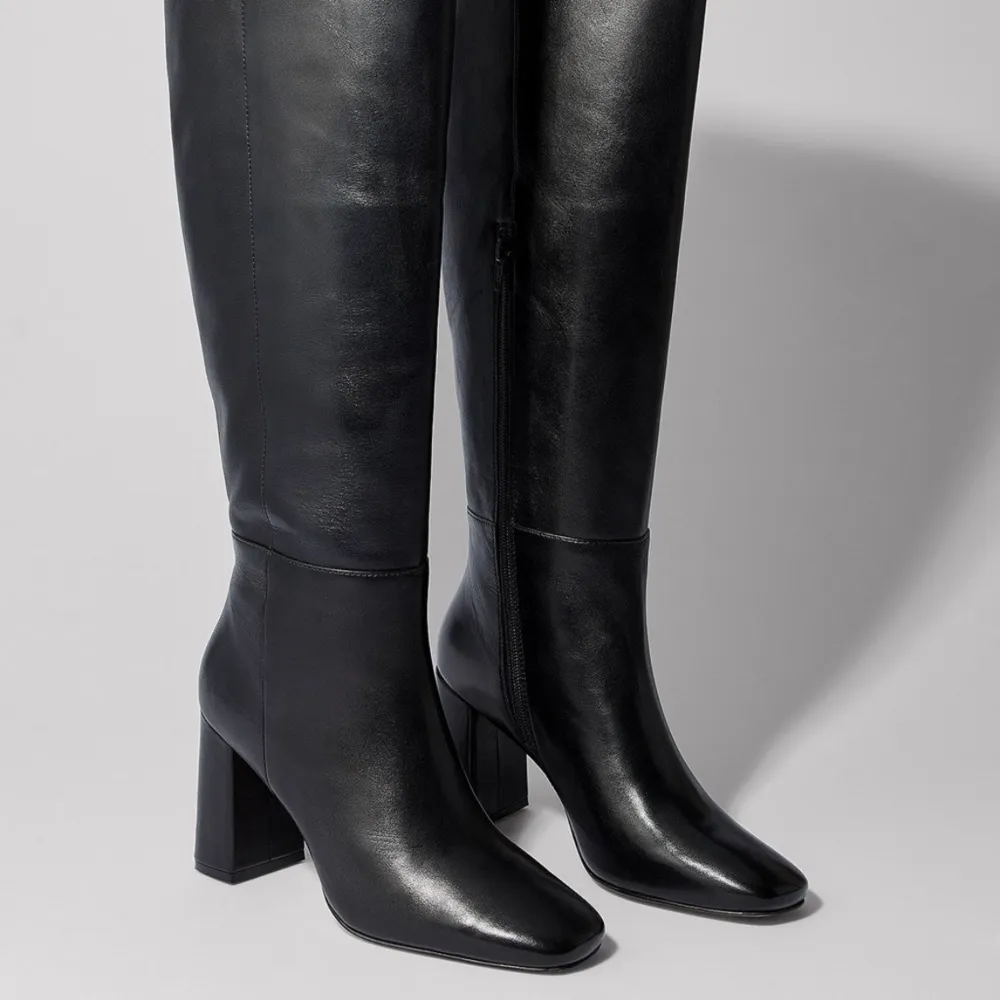 Svarta läderstövlar men högt skaft. Klacken är tjock och enkel att gå med (8cm hög). Skorna är endast använda en gång och slutsåld på NA-KD’s hemsida. Köpare står för frakt.. Skor.