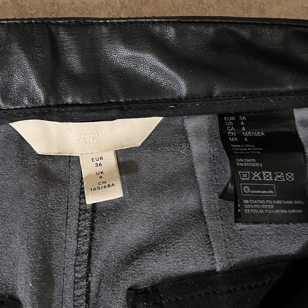 Jag säljer ett par svarta skinnbyxor i storlek 36!  De är riktigt sköna och stretchiga! Fint skick, hör av er om vad ni kan tänka er för pris, från 150kr och om ni har andra frågor! (Köparen står för frakt själv). Jeans & Byxor.