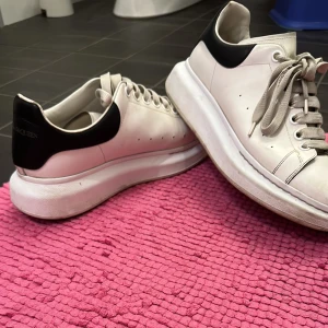 Alexander mcqueen skor - Storlek 43,5 Köpt på harrods  