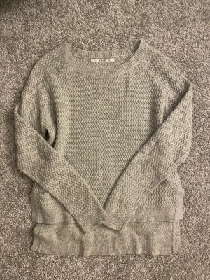 Stickad tröja  - Säljer min gråa stickade tröja från Only. Den är använd men de syns inte så mycket 