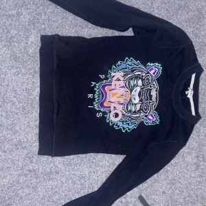 Kenzo - Säljer en jätte fin kenzo tröja i storleken S som jag köpte på nk för några år sedan. Knappt använd. Nypris 2.399kr 