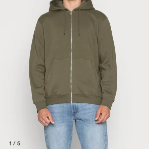 Zip  Hoodie  - En zipHoodie i storlek M från Weekday, aldrig använd och super fint skick. Nypris 400kr. Hör av dig om du är intresserad. Köparen står för frakt💕✨