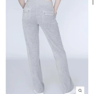 Juicy byxor - Säljer nu ett par gråa jättefina juicy byxor storlek XS, dom ser ut som nya och kommer inte till användning längre🥰Skriv priv för egna bilder. 