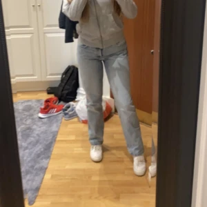Zara Jeans - Super fina jeans ifrån Zara💕 Inte använda många gånger. Säljer dem för de har blivit för stora för mig.  Byxorna är ganska små i storleken.