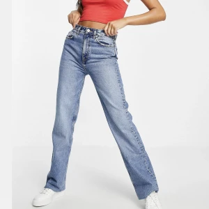 Dad jeans  - Aldrig använt. Blå dad jeans med raka ben.  90-talsinspirerad. Storlek: Medium